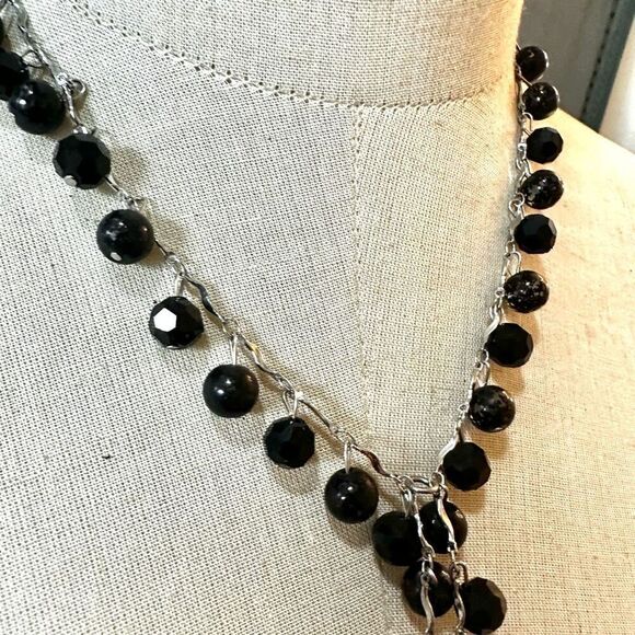 Black and silver tone beaded Y necklace - Picture 2 of 8